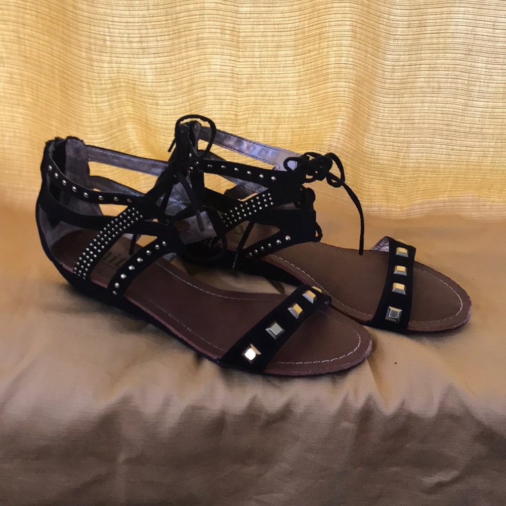 Cute black and gold sandal!